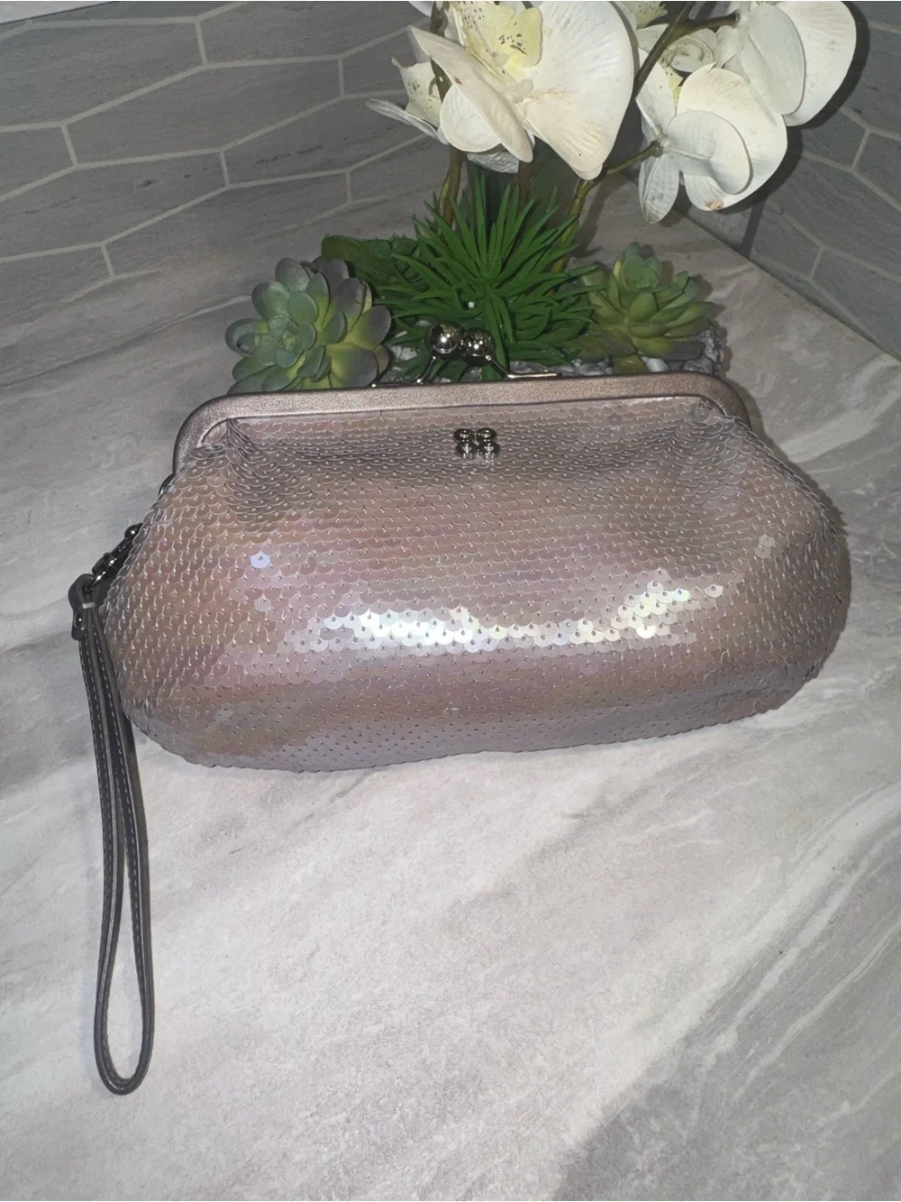 Like NEW Coach KISS LOCK Sequined Metallic Light Tones Wristlet Clutch FitsPhone